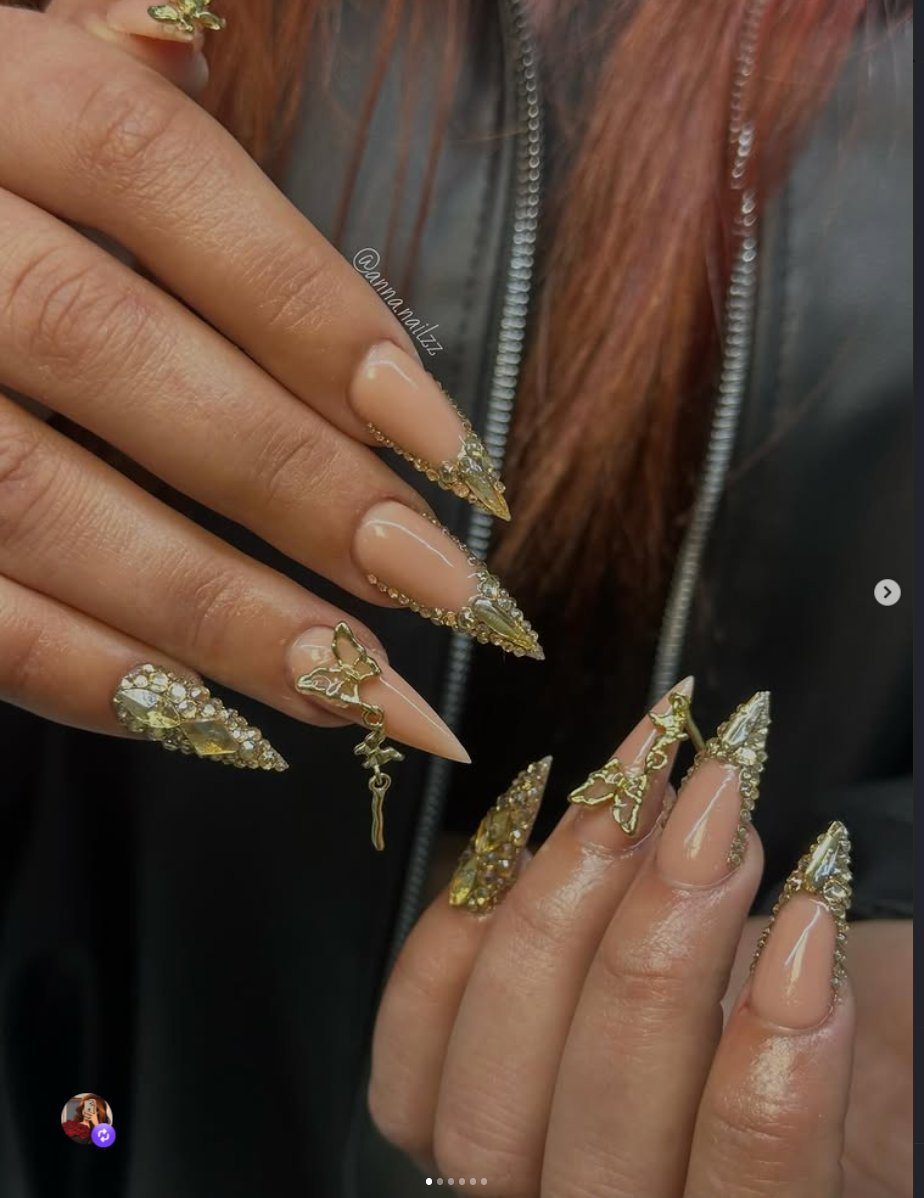 Nail art — Gold detail